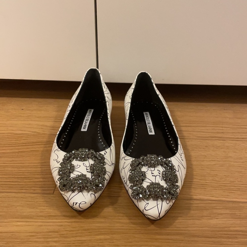 NWOT Manolo Blahnik Hangisiflat love - jewel buckle flats